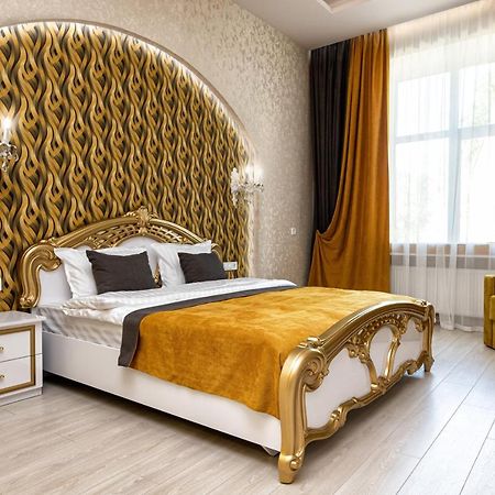 2 Bedroom Apartment Tykha Street City Center With Parking Place Lvov Exteriér fotografie
