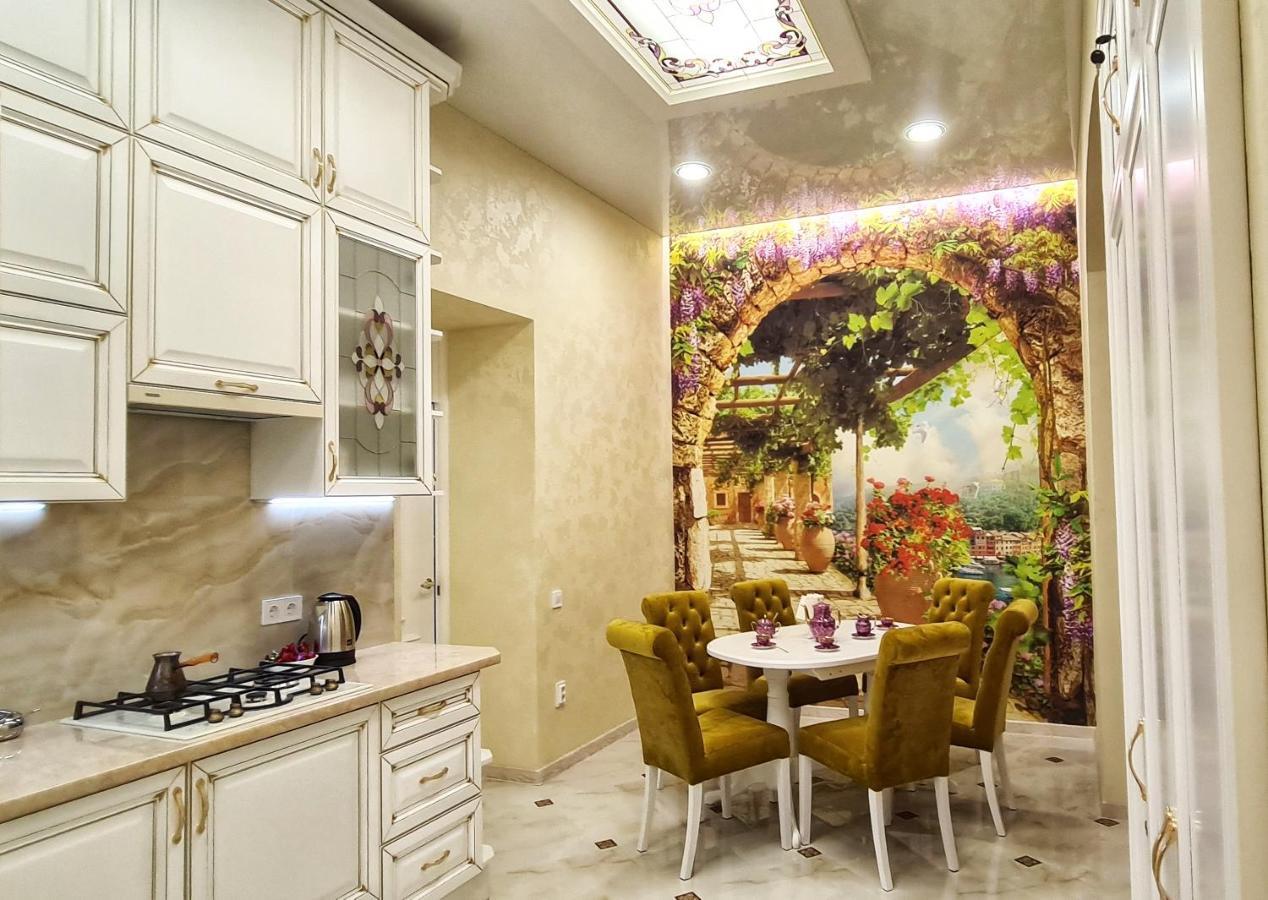2 Bedroom Apartment Tykha Street City Center With Parking Place Lvov Exteriér fotografie