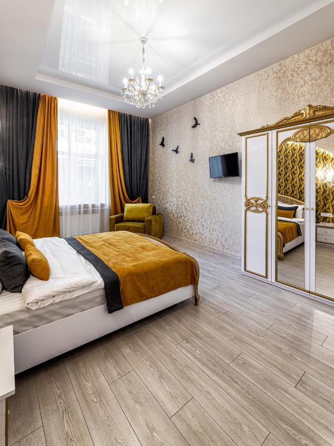 2 Bedroom Apartment Tykha Street City Center With Parking Place Lvov Exteriér fotografie