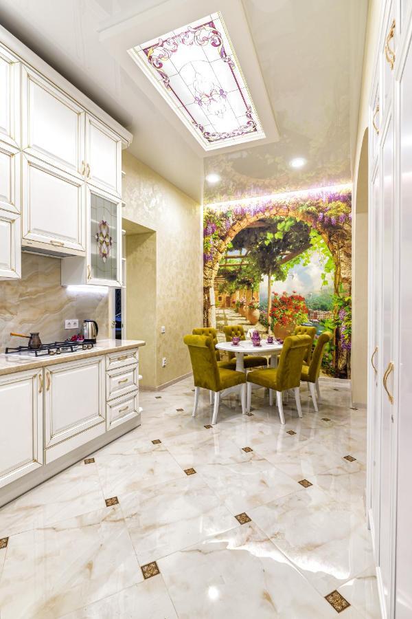 2 Bedroom Apartment Tykha Street City Center With Parking Place Lvov Exteriér fotografie