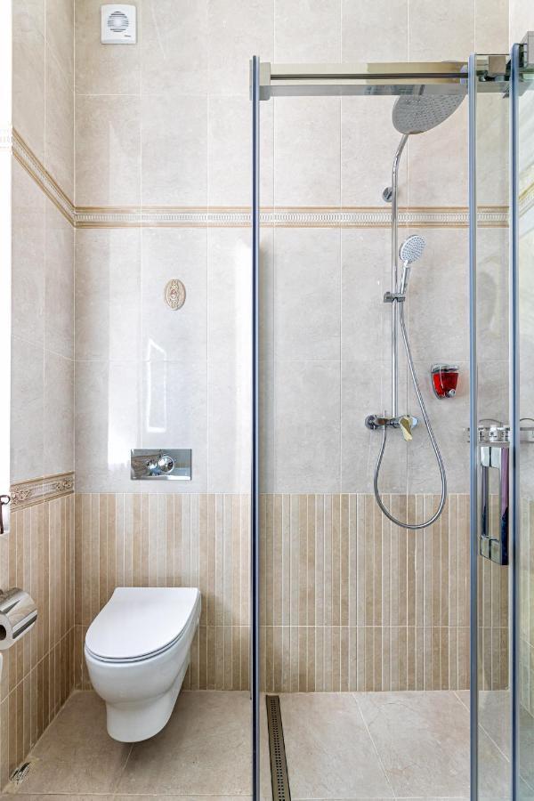 2 Bedroom Apartment Tykha Street City Center With Parking Place Lvov Exteriér fotografie