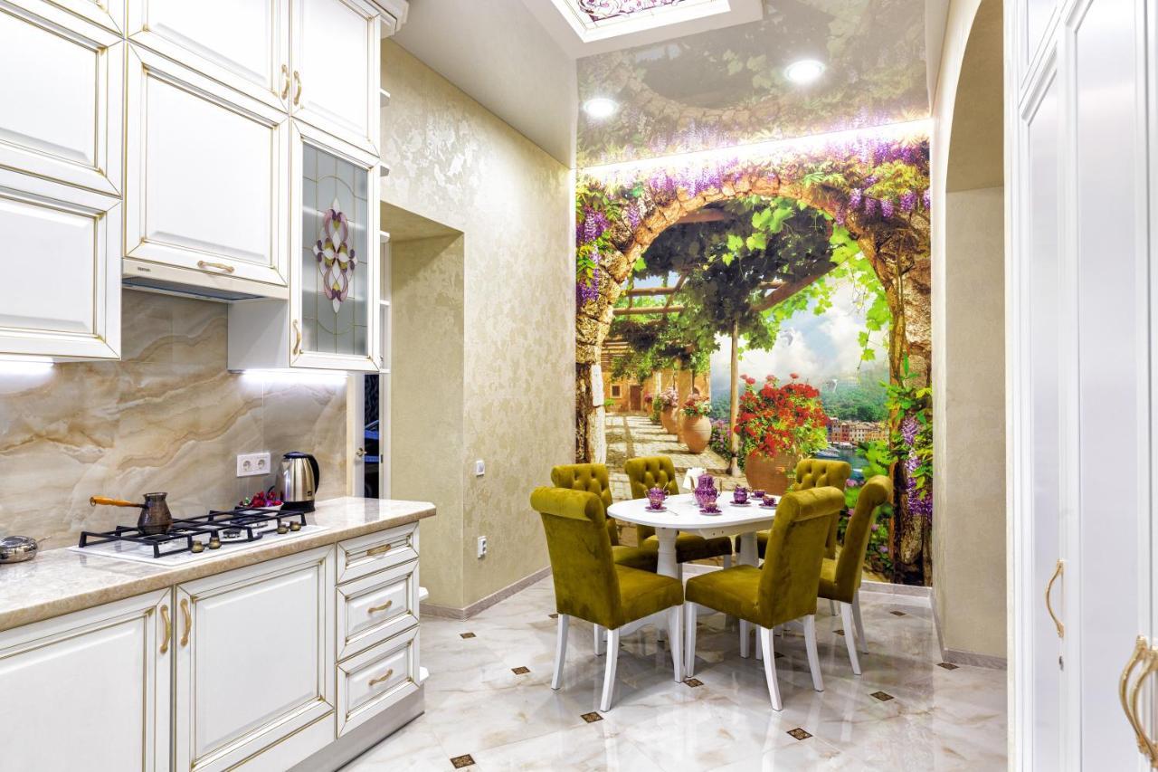 2 Bedroom Apartment Tykha Street City Center With Parking Place Lvov Exteriér fotografie