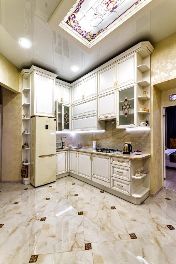 2 Bedroom Apartment Tykha Street City Center With Parking Place Lvov Exteriér fotografie