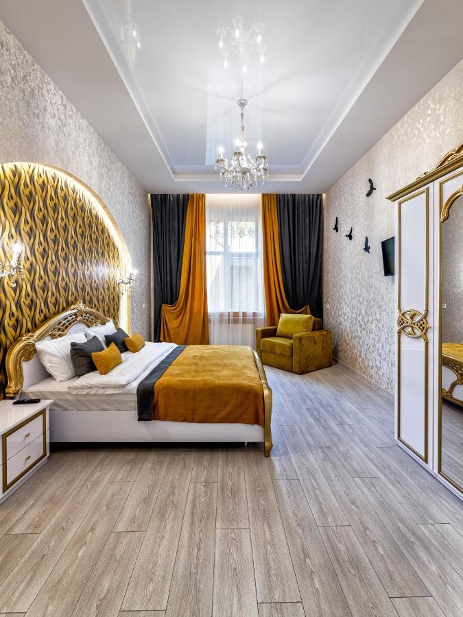 2 Bedroom Apartment Tykha Street City Center With Parking Place Lvov Exteriér fotografie